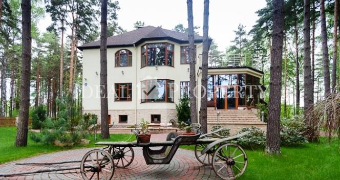 Lieliska savrupmāja Asaros, Jūrmalā, netālu no jūras.